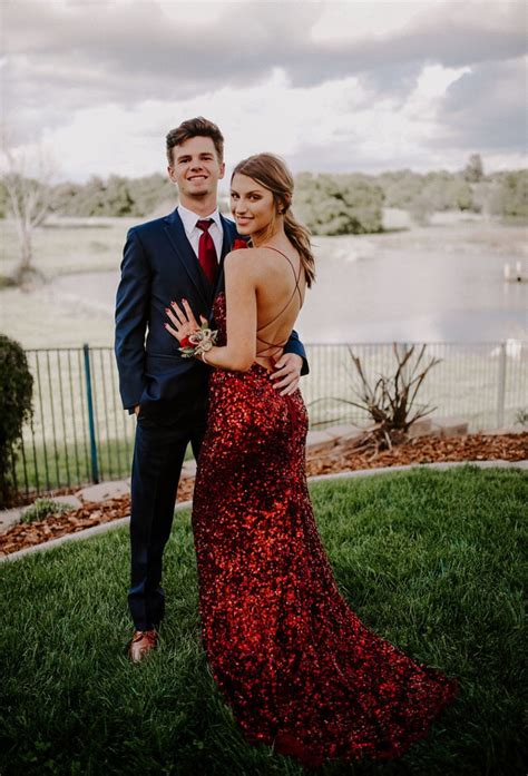 prom poses|best poses for prom pictures.